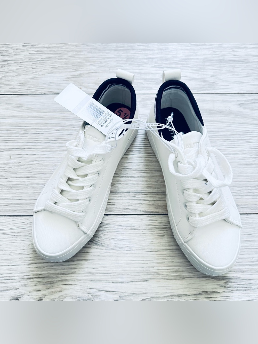 R Nautica white casual sneakers
Women's size 5.5, new
